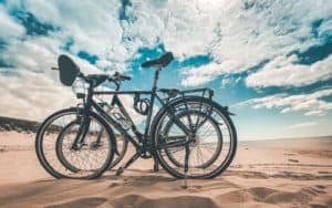 Zwei Fahrräder am Strand von Nida in Litauen