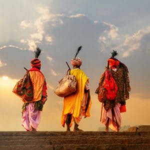 Blick auf drei davongehende indische Männer in traditioneller Kleidung