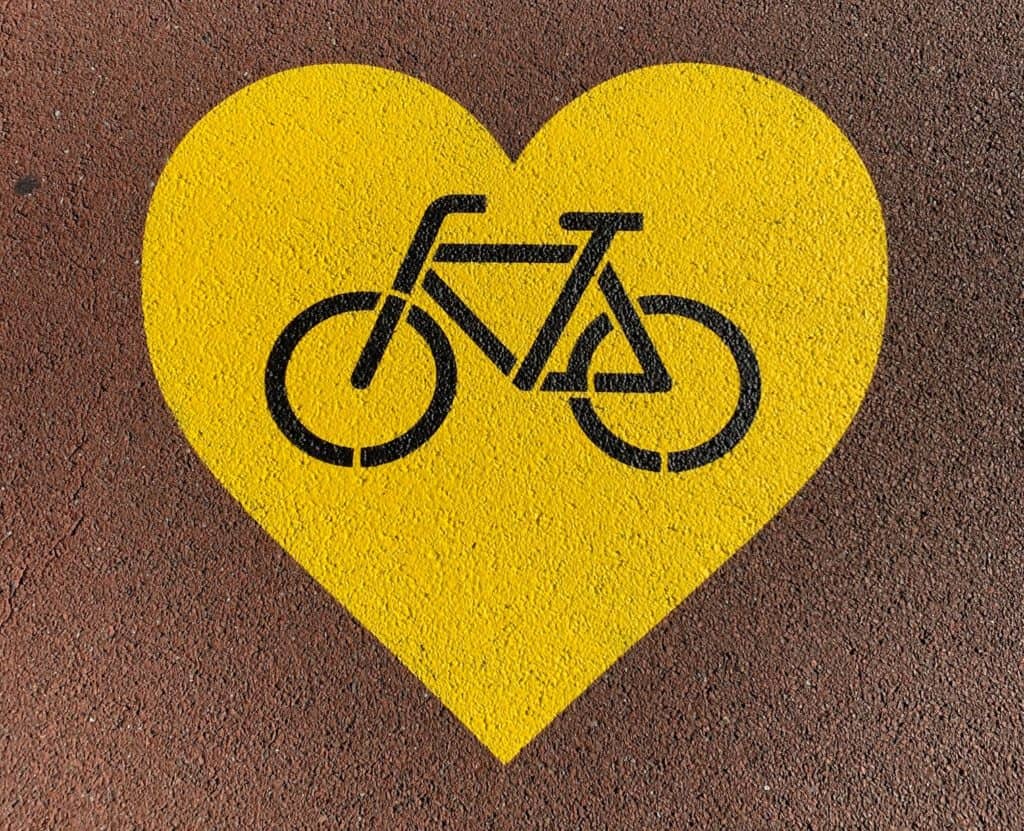 Piktogramm Schwarzes Fahrrad in gelbem Herz