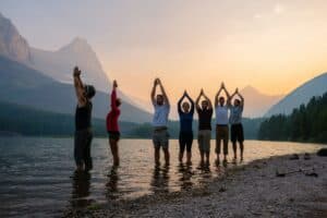 Yoga retreat in den Bergen. Die Übung findet in einem Fluss statt.